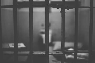 Надзирательница занялась сексом с заключенным на глазах окружающих - lenta.ru - США