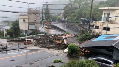 Шок-видео! Селевой поток снес дома, машины и столбы в Японии, 20 человек пропали - 5-tv.ru - Токио - Япония - Нагоя - Атами