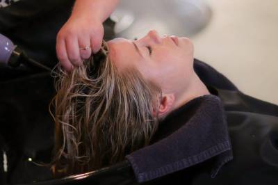 Как освежить волосы, если под рукой нет шампуня: 4 отличных способа - skuke.net