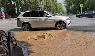 Грязная вода заполоняет улицу Республики в Тюмени из-за коммунальной аварии - nashgorod.ru - Тюмень
