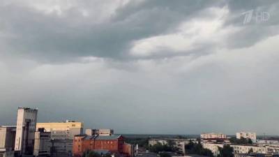 В Екатеринбурге из-за сильного ливня затопило улицы - 1tv.ru - Екатеринбург - Ростовская обл. - Свердловская обл.