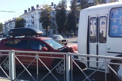 В Новгороде легковушка «поцеловала» впереди стоящий ПАЗик - mk.ru - Великий Новгород
