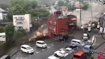 В Японии мощный оползень повредил множество домов - vesti.ru - Япония - Атами