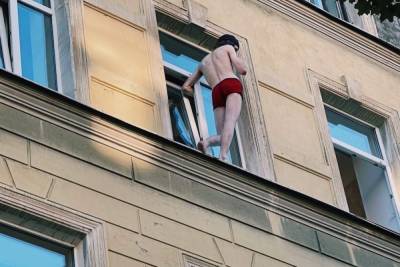 Юношу в трусах сняли с карниза в центре Петербурга - spb.mk.ru - Санкт-Петербург