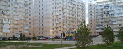 Из окна высотки в Новосибирске выпал 22-летний парень и погиб - runews24.ru - Новосибирск