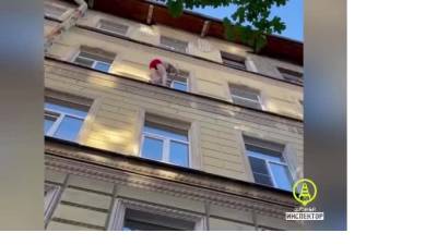 На Весельной наркоман в красных трусах убегал от соседа с ружьем по карнизу - piter.tv