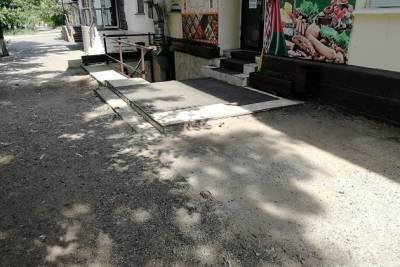Александр Сапожников - Приставы демонтируют незаконную пристройку на перекрёстке Бутина — Угданская в Чите - chita.ru - Чита