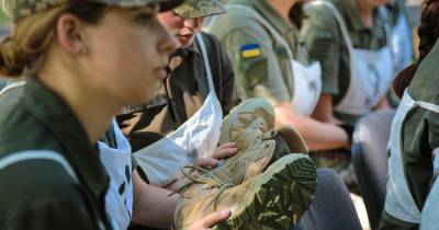 Руслан Хомчак - Андрей Таран - Украинским курсанткам закупят экспериментальные модели обуви для марша - ren.tv - Украина