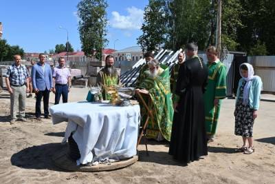 В Старой Руссе провели молебен, чтобы завершить реконструкцию набережной - mk.ru