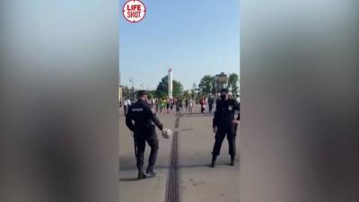 Петербургские полицейские сыграли в футбол с фанатами - piter.tv - Украина - Англия - Санкт-Петербург - Чехия - Дания
