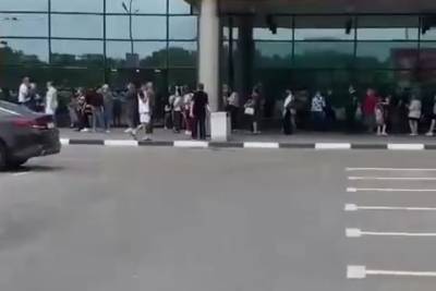 В Туле жители выстраиваются в очереди к пунктам вакцинации от коронавируса - tula.mk.ru - Тула