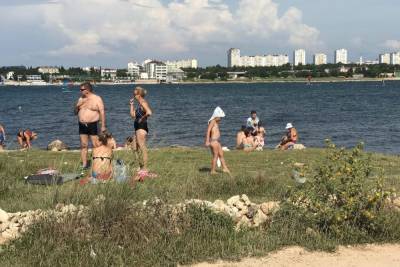 В Севастополе забыли про ковид: народ спасается от жары у моря - crimea.mk.ru - Севастополь