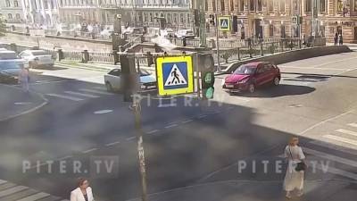 Питер Онлайн - Красный автомобиль въехал в стену доходного дома Петровых - piter.tv - Санкт-Петербург