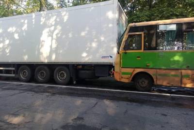На Харьковщине автобус с пассажирами влетел в зад грузовику - kp.ua - Украина - Симферополь - Харьковская обл. - Харьков