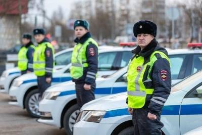 Михаил Ведерников - Михаил Ведерников поздравил сотрудников ГИБДД с праздником - mk-pskov.ru - Псковская обл.