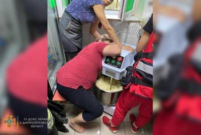 В Днепре спасли женщину, рука которой застряла в тестомешалке - kp.ua - Украина - район Шевченковский