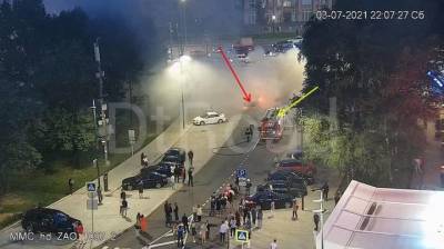 Движение перекрыли в центре Москвы из-за загоревшейся машины - vm.ru - Москва