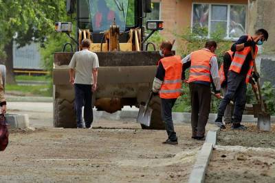 В Курске продолжают ремонтировать дворы в рамках социального проекта - chr.mk.ru - Курск