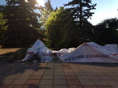 Валентин Коновалов - В Абакане пьяный «антиваксер» поджег прививочный пункт Минобороны - znak.com - Россия - Абакан