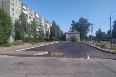 У детской поликлиники в одном из районов Петрозаводска заасфальтировали парковку - karel.mk.ru - Петрозаводск