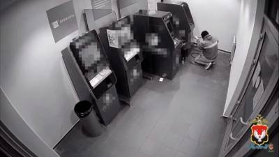 Мужчина из Удмуртии попытался вскрыть банкомат с 2,7 млн рублей (ВИДЕО) - gorodglazov.com - респ. Удмуртия - Воткинск