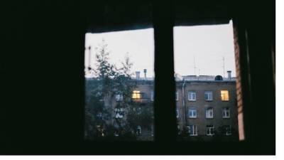 Маленький мальчик выпал из открытого окна на улице Димитрова - piter.tv - Санкт-Петербург - Узбекистан
