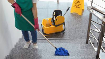 Уборщица поскользнулась на работе и требует 2,5 миллиона шекелей - vesty.co.il - Израиль