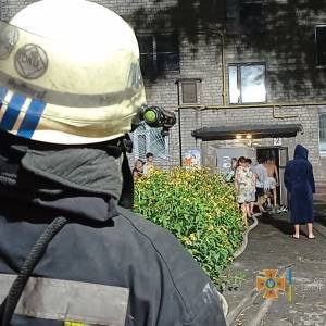 Во время пожара в запорожской многоэтажке спасатели эвакуировали 35 человек, пятеро из них - дети. Фото - reporter-ua.com - Запорожская обл. - Запорожье - район Шевченковский, Запорожье