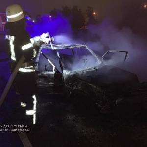 В Хортицком районе Запорожья дотла выгорела «Таврия». Фото - reporter-ua.com - Запорожье