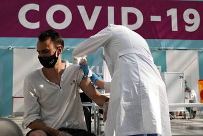 Ринат Максютов - В «Векторе» назвали долю заболевших COVID-19 после вакцинации «ЭпиВакКороной» - lenta.ru - Москва - Россия - Санкт-Петербург - Московская обл.