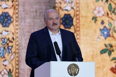 Александр Лукашенко - Лукашенко обвинил Запад в желании лишить белорусов пенсий - lenta.ru - Белоруссия
