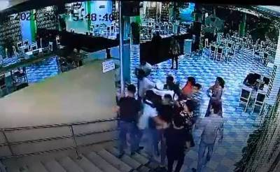 В Самарканде группа молодых людей избила владельца ресторана и членов его семьи - podrobno.uz - Узбекистан - Ташкент
