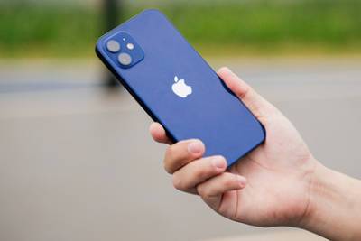Популярный iPhone 12 подешевел на треть - lenta.ru - Россия