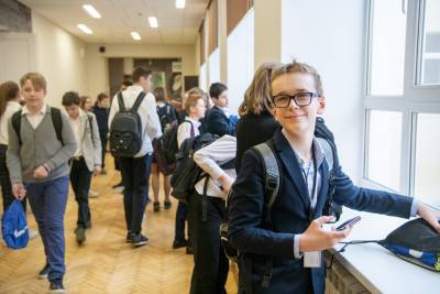 Михаил Мишустин - Выплаты по 10 тыс. рублей на школьников начнут перечислять 2 августа - tvc.ru - Крым