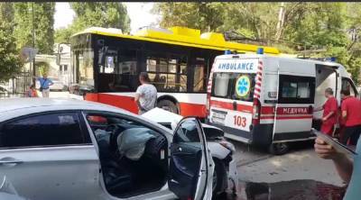 Водитель троллейбуса устроил ДТП в Одессе, видео: "потерял сознание" - politeka.net - Украина - Одесса