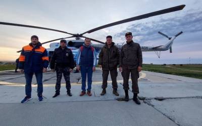 На Ямале голодный белый медведь, которого отгоняли от жилья вертолетом, вернулся к людям - znak.com