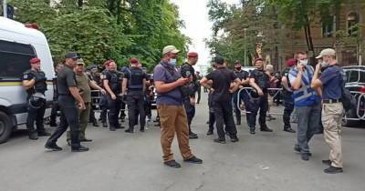 На ЛГБТ-акции под офисом Зеленского начались стычки активистов с полицией: силовики применили газ (ФОТО, ВІДЕО) - dsnews.ua - Украина