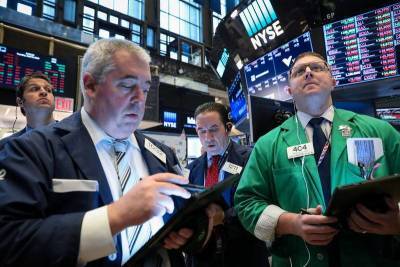 Уолл-стрит снижается, лучше рынка смотрятся защитные секторы - smartmoney.one - США - Reuters