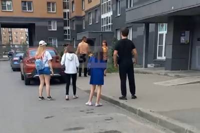 Видео: в Петербурге произошел конфликт между подростками и семьей – женщина распылила перцовый баллончик - ivbg.ru - Украина - Санкт-Петербург - район Пушкинский, Санкт-Петербург
