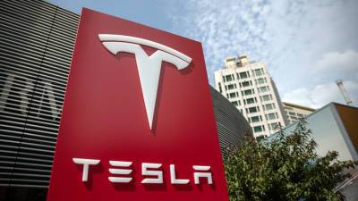 Илон Маск - Электромобили Tesla "заговорили" по-русски - vesti.ru - США