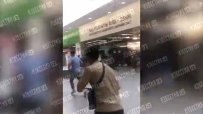 Опубликовано видео драки со стрельбой в московском ТЦ - iz.ru - Москва - Израиль