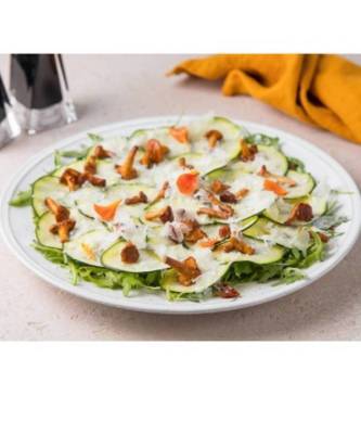 Летний рецепт: салат с хрустящими цукини, лисичками и сыром пекорино - skuke.net