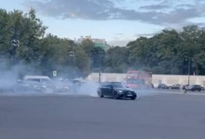 Перед Александринским театром в Петербурге замечен очередной дрифтер - neva.today - Санкт-Петербург