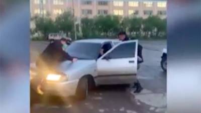 Водитель Lada в Воркуте протащил полицейского на капоте автомобиля - iz.ru - Израиль