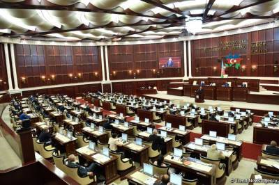 Константин Шапиро - Эльчин Мехтиев - В Азербайджане созывают внеочередную сессию парламента - trend.az - Азербайджан