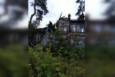 Обрушилась дача Кривдиной, в которой живет многодетная семья - spb.mk.ru