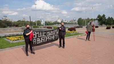 Эдуард Лимонов - Сторонники писателя Эдуарда Лимонова провели митинг у заксобрания Среднего Урала - newdaynews.ru - Свердловская обл.