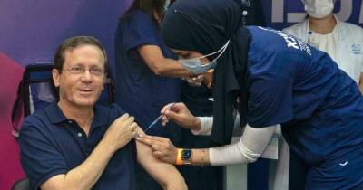 Нафтали Беннетт - Израиль начал вакцинировать третьей дозой людей старше 60 лет: первым стал президент - dsnews.ua - США - Украина - Израиль - Тель-Авив - Гана