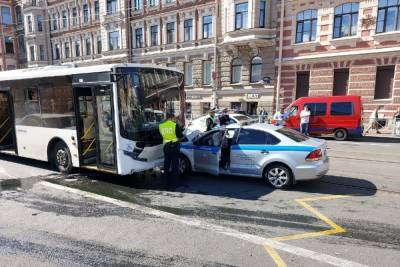 Двое сотрудников ДПС пострадали в аварии у метро «Василеостровская» - spb.mk.ru