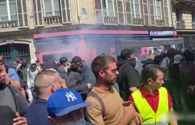 Митингующих в Париже против санпропусков полиция разгоняет слезоточивым газом (видео) - sharij.net - Франция - Париж